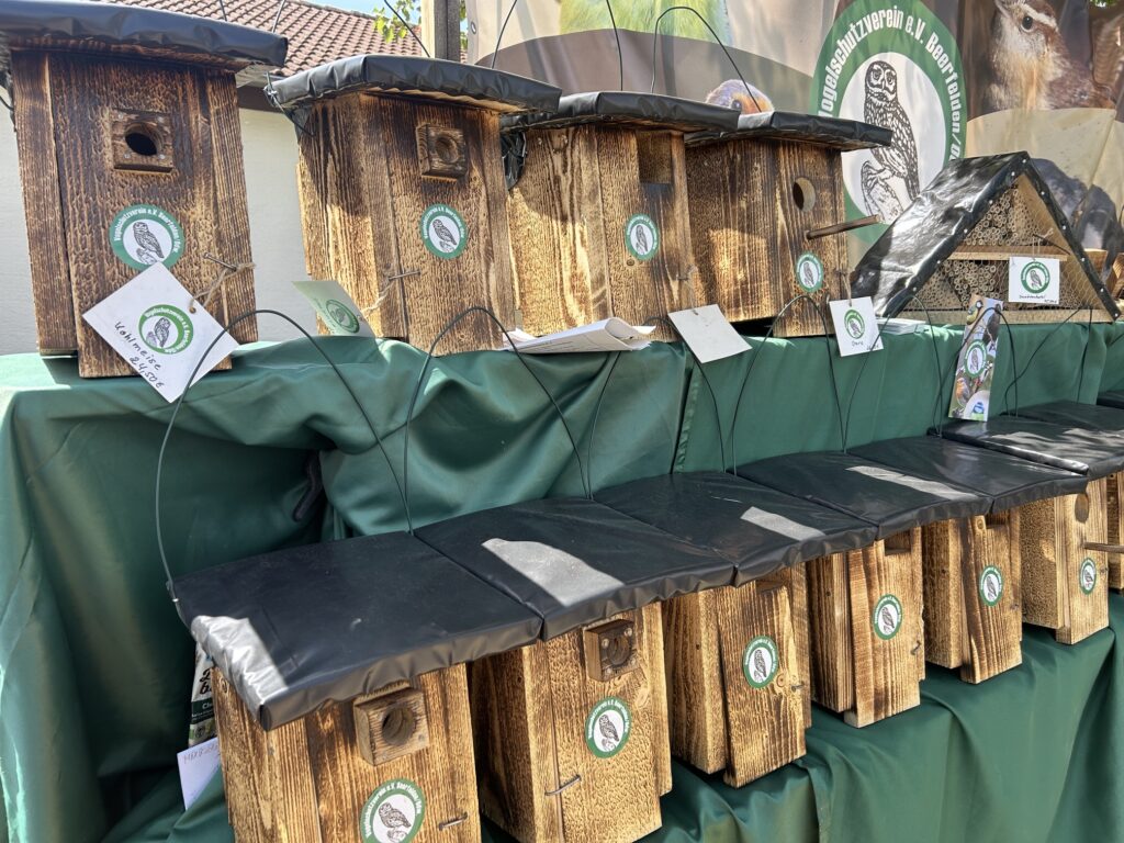 Handgefertigte Nistkästen des Vogelschutzvereins Beerfelden
