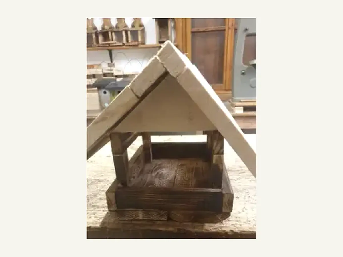 Großes Vogel-Futterhaus aus Holz