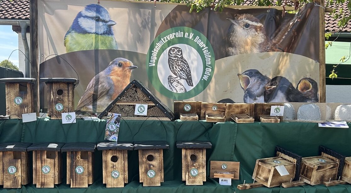 Stand des Vogelschutzvereins Beerfelden mit handgefertigten Nistkästen und Nisthilfen